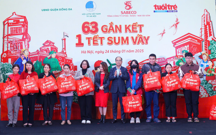 Bà Đinh Nguyễn Thị Hường - Giám đốc Truyền thông Doanh nghiệp Tổng công ty Cổ phần Bia - Rượu - Nước giải khát Sài Gòn (SABECO) cùng nhà báo Nguyễn Mạnh Hưng - Tổng Biên tập báo Tuổi trẻ Thủ đô trao quà cho người lao động tại chương trình “63 Gắn kết- 1 Tết Sum vầy” z6261595831087-9afe1c2e4ec3e11acd68467e39c2995b.jpg