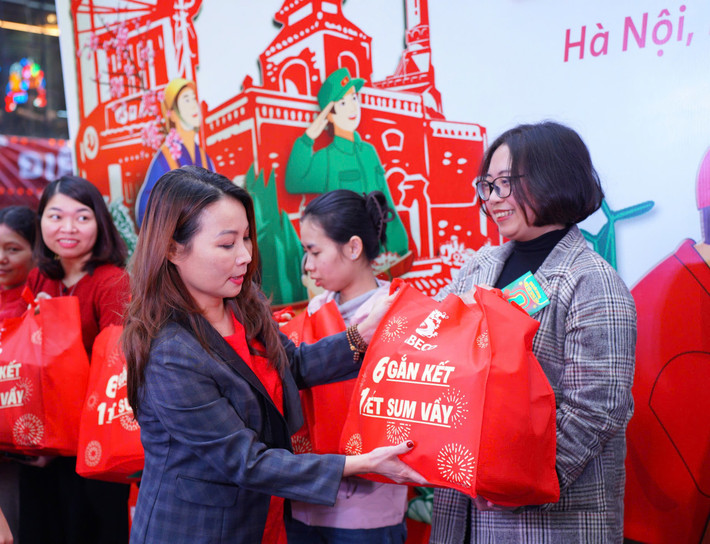Giám đốc Truyền thông Doanh nghiệp Tổng công ty Cổ phần Bia - Rượu - Nước giải khát Sài Gòn (SABECO) bà Đinh Nguyễn Thị Hường trao quà cho người lao động z6261595900727-ea9033e9b078a23aa0213f14c9174989.jpg