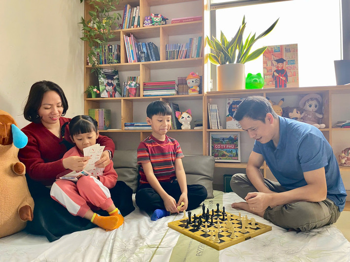 Gia đình quây quần, cùng nhau làm việc là khoảng thời gian vàng để bố mẹ có thể kể những câu chuyện ngày xưa về người thân với con cái (Ảnh: Quốc Việt) z6151927877214-845428c3ef59a81ce151273b23b772ea.jpg
