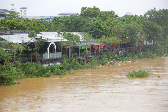 Nước đã dâng tới bờ kè của các nhà hàng ven sông Hồng. Trong 12-24 giờ tới, mực nước sông tiếp tục lên nhanh, ở mức báo động 2 (10,5 m). IMG_9660.jpg