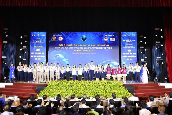 Các đội thi ra mắt Ban giám khảo và khán giả z6422488250839ed43f80c1ce6abbcb9d896a96969a44a.jpg
