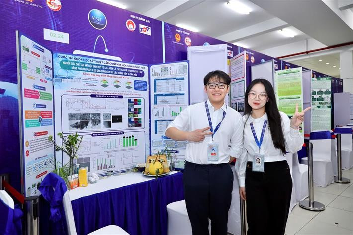 Các em học sinh vô cùng hào hứng và thích thú tham gia Cuộc thi z6422488246051494694e18db8176bc63b86b011b5bc2c.jpg