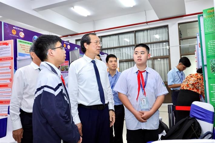 Thứ trưởng Phạm Ngọc Thưởng tham quan khu trưng bày dự án và lắng nghe các em học sinh giới thiệu về dự án của mình z6422488243251d254bcd76feb3e1f9d3c601e5d62faa4.jpg