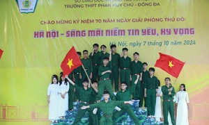  Học sinh trường THPT Phan Huy Chú - Đống Đa đã khắc họa lịch sử bằng các tiết mục văn nghệ đặc sắc chào mừng giải phóng Thủ đô 