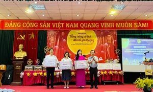 Hà Nội: Tặng 150 suất quà trung thu cho học sinh trường chuyên biệt