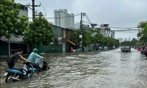 Nhiều khu vực Hà Nội ngập lụt: Người dân chật vật, căng thẳng di chuyển trên đường