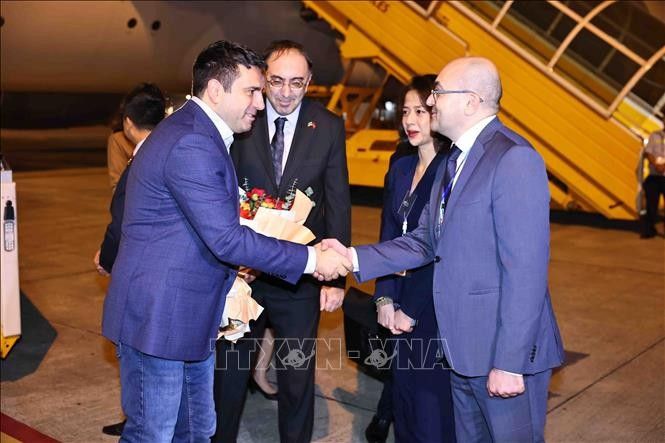 Đại sứ Suren Baghdasaryan và cán bộ Đại sứ quán Armenia tại Việt Nam đón Chủ tịch Quốc hội Alen Simonyan tại Sân bay quốc tế Nội Bài. Ảnh: Minh Đức/TTXVN Đại sứ Suren Baghdasaryan và cán bộ Đại sứ quán Armenia tại Việt Nam đón Chủ tịch Quốc hội Alen Simonyan tại Sân bay quốc tế Nội Bài. Ảnh: Minh Đức/TTXVN