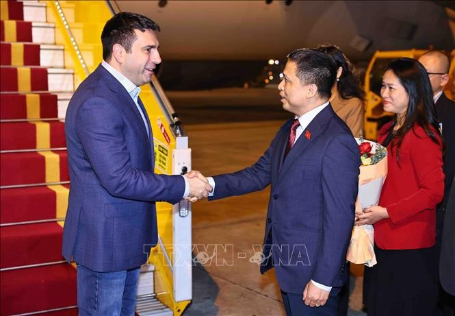 Ông Phạm Phú Bình, Ủy viên Thường trực Ủy ban Đối ngoại của Quốc hội, đón Chủ tịch Quốc hội Armenia Alen Simonyan tại Sân bay quốc tế Nội Bài. Ảnh: Minh Đức/TTXVN Ông Phạm Phú Bình, Ủy viên Thường trực Ủy ban Đối ngoại của Quốc hội, đón Chủ tịch Quốc hội Armenia Alen Simonyan tại Sân bay quốc tế Nội Bài. Ảnh: Minh Đức/TTXVN