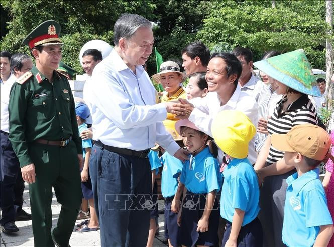 Tổng Bí thư, Chủ tịch nước Tô Lâm thăm hỏi nhân dân huyện đảo Cồn Cỏ, tỉnh Quảng Trị. Ảnh: Lâm Khánh/TTXVN Tổng Bí thư, Chủ tịch nước Tô Lâm thăm hỏi nhân dân huyện đảo Cồn Cỏ, tỉnh Quảng Trị. Ảnh: Lâm Khánh/TTXVN