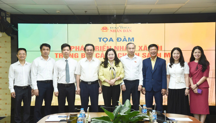 Tổng Biên tập Báo Đại biểu Nhân dân Phạm Thị Thanh Huyền và các đại biểu dự tọa đàm. Ảnh: Quang Khánh Toa-dam.jpg