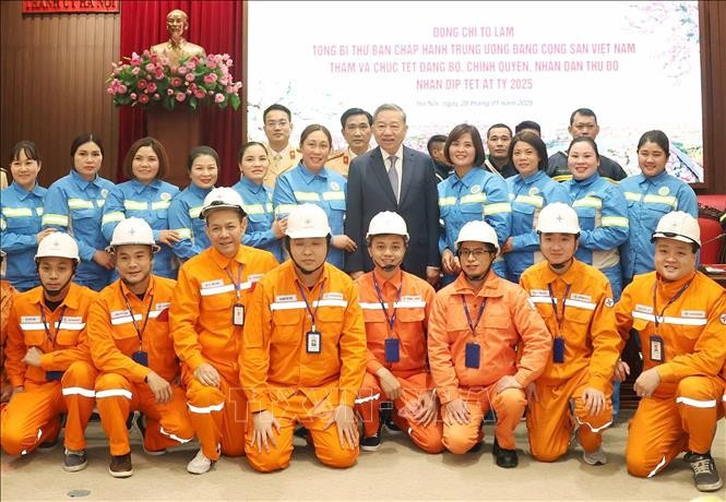 Tổng Bí thư Tô Lâm chụp ảnh chung với cán bộ, công nhân ngành điện lực và môi trường đô thị ứng trực, làm việc trong đêm Giao thừa. Ảnh: Thống Nhất/TTXVN Tổng Bí thư Tô Lâm chụp ảnh chung với cán bộ, công nhân ngành điện lực và môi trường đô thị ứng trực, làm việc trong đêm Giao thừa. Ảnh: Thống Nhất/TTXVN
