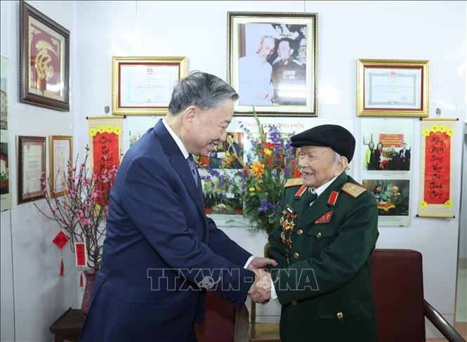 Tổng Bí thư Tô Lâm thăm hỏi, chúc Tết Thiếu tướng Huỳnh Đắc Hương. Ảnh: Thống Nhất/TTXVN Tổng Bí thư Tô Lâm thăm hỏi, chúc Tết Thiếu tướng Huỳnh Đắc Hương. Ảnh: Thống Nhất/TTXVN