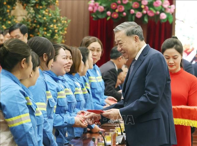 Tổng Bí thư Tô Lâm mừng tuổi cho người lao động. Ảnh: Thống Nhất/TTXVN Tổng Bí thư Tô Lâm mừng tuổi cho người lao động. Ảnh: Thống Nhất/TTXVN