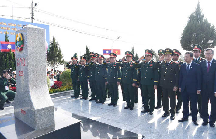 Bộ trưởng Bộ Quốc phòng, Đại tướng Phan Văn Giang cùng đoàn đại biểu Việt Nam chào cờ cột mốc chủ quyền Việt Nam 6-7852-6594.jpg