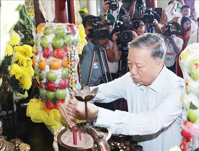 Tổng Bí thư Tô Lâm dâng hương, hoa tại Đền thờ Quốc tổ Lạc Long Quân. Ảnh: Thống Nhất/TTXVN