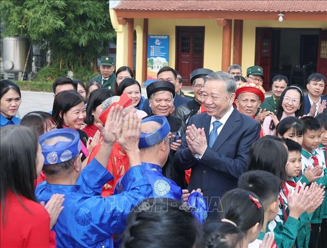 Tổng Bí thư Tô Lâm với nhân dân xã Nguyễn Văn Linh, huyện Yên Mỹ. Ảnh: Thống Nhất/TTXVN Tổng Bí thư Tô Lâm với nhân dân xã Nguyễn Văn Linh, huyện Yên Mỹ. Ảnh: Thống Nhất/TTXVN
