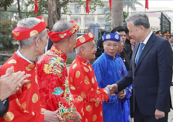 Tổng Bí thư Tô Lâm với nhân dân xã Nguyễn Văn Linh, huyện Yên Mỹ. Ảnh: Thống Nhất/TTXVN Tổng Bí thư Tô Lâm với nhân dân xã Nguyễn Văn Linh, huyện Yên Mỹ. Ảnh: Thống Nhất/TTXVN