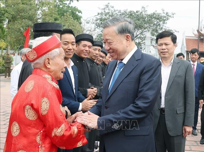 Tổng Bí thư Tô Lâm với nhân dân xã Phạm Hồng Thái, huyện Khoái Châu. Ảnh: Thống Nhất/TTXVN Tổng Bí thư Tô Lâm với nhân dân xã Phạm Hồng Thái, huyện Khoái Châu. Ảnh: Thống Nhất/TTXVN