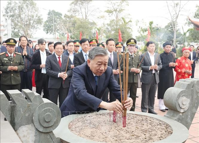 Tổng Bí thư Tô Lâm dâng hương tại Đền thờ Triệu Việt Vương (xã Phạm Hồng Thái, huyện Khoái Châu). Ảnh: Thống Nhất/TTXVN Tổng Bí thư Tô Lâm dâng hương tại Đền thờ Triệu Việt Vương (xã Phạm Hồng Thái, huyện Khoái Châu). Ảnh: Thống Nhất/TTXVN