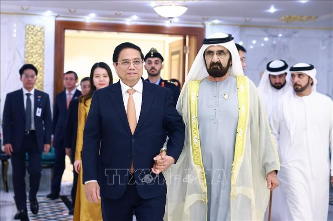 Thủ tướng Phạm Minh Chính và Phó Tổng thống, Thủ tướng UAE Sheikh Mohammed bin Rashid Al. Ảnh: Dương Giang/TTXVN