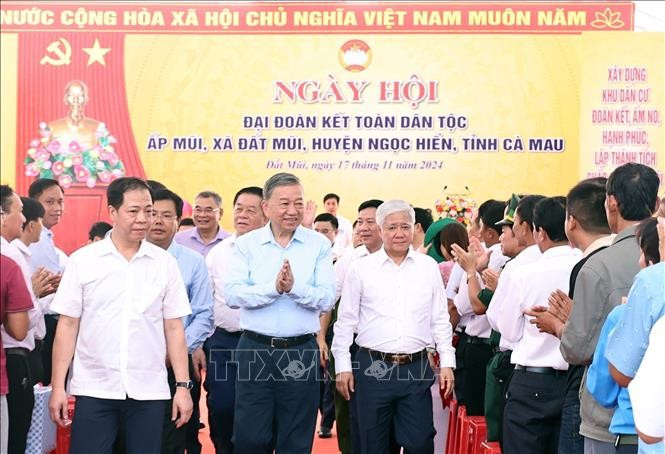 Ngày 17.11.2024, Tổng Bí thư Tô Lâm dự Ngày hội Đại đoàn kết toàn dân tộc tại ấp Mũi, xã Đất Mũi, huyện Ngọc Hiển, Cà Mau. Ảnh: Thống Nhất/TTXVN