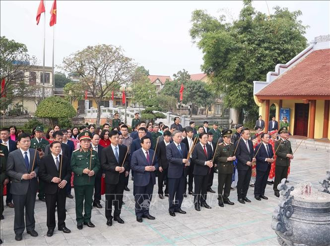 Tổng Bí thư Tô Lâm dâng hương tại Nhà tưởng niệm Trung tướng Nguyễn Bình (xã Nguyễn Văn Linh, huyện Yên Mỹ). Ảnh: Thống Nhất/TTXVN Tổng Bí thư Tô Lâm dâng hương tại Nhà tưởng niệm Trung tướng Nguyễn Bình (xã Nguyễn Văn Linh, huyện Yên Mỹ). Ảnh: Thống Nhất/TTXVN