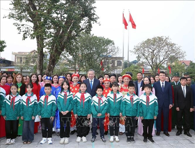 Tổng Bí thư Tô Lâm với nhân dân xã Nguyễn Văn Linh, huyện Yên Mỹ. Ảnh: Thống Nhất/TTXVN Tổng Bí thư Tô Lâm với nhân dân xã Nguyễn Văn Linh, huyện Yên Mỹ. Ảnh: Thống Nhất/TTXVN