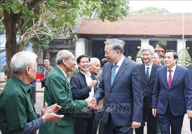Tổng Bí thư Tô Lâm với nhân dân phường Lam Sơn, thành phố Hưng Yên. Ảnh: Thống Nhất/TTXVN Tổng Bí thư Tô Lâm với nhân dân phường Lam Sơn, thành phố Hưng Yên. Ảnh: Thống Nhất/TTXVN