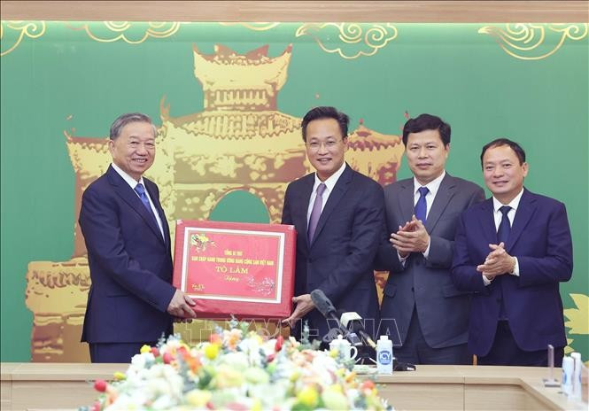 Tổng Bí thư Tô Lâm tặng quà cho Đảng bộ, chính quyền và nhân dân tỉnh Hưng Yên. Ảnh: Thống Nhất/TTXVN Tổng Bí thư Tô Lâm tặng quà cho Đảng bộ, chính quyền và nhân dân tỉnh Hưng Yên. Ảnh: Thống Nhất/TTXVN