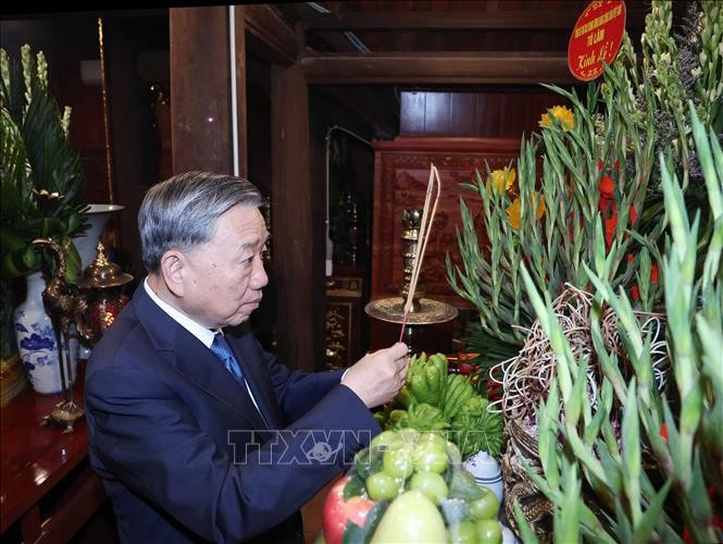 Tổng Bí thư Tô Lâm dâng hương tại Nhà tưởng niệm bà Hoàng Thị Loan, thân mẫu của Chủ tịch Hồ Chí Minh (xã Đồng Tiến, huyện Khoái Châu). Ảnh: Thống Nhất/TTXVN Tổng Bí thư Tô Lâm dâng hương tại Nhà tưởng niệm bà Hoàng Thị Loan, thân mẫu của Chủ tịch Hồ Chí Minh (xã Đồng Tiến, huyện Khoái Châu). Ảnh: Thống Nhất/TTXVN