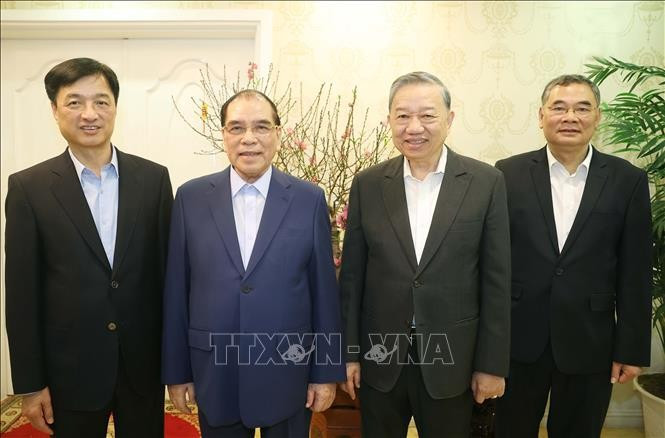 Tổng Bí thư Tô Lâm thăm, chúc Tết nguyên Tổng Bí thư Nông Đức Mạnh. Ảnh: Thống Nhất/ TTXVN Tổng Bí thư Tô Lâm thăm, chúc Tết nguyên Tổng Bí thư Nông Đức Mạnh. Ảnh: Thống Nhất/ TTXVN