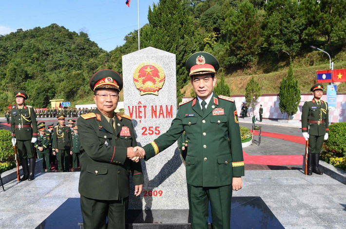 Bộ trưởng Bộ Quốc phòng hai nước Việt - Lào bắt tay chụp ảnh lưu niệm tại cột mốc 255 Việt Nam - Lào 4-2333-813.jpg