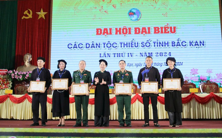 Thứ trưởng, Phó Chủ nhiệm Ủy ban Dân tộc Nông Thị Hà trao tặng Bằng khen của Bộ trưởng - Chủ nhiệm Uỷ ban Dân tộc cho 1 tập thể, 5 cá nhân có thành tích xuất sắc trong công tác dân tộc giai đoạn 2019 - 2024 z5945419041575-57a6473160ae0a438d49c8b826ad7ac2-9117-3191-3585.jpg