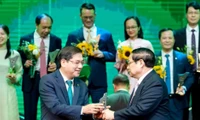 Thủ tướng Phạm Minh Chính trao Giải thưởng Thương hiệu Quốc gia 2024 cho Ủy viên HĐQT BIDV Đặng Văn Tuyên - đại diện BIDV. 