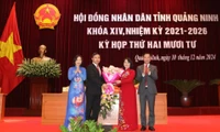 Thường trực HĐND tỉnh tặng hoa chúc mừng Phó Bí thư Tỉnh ủy, Chủ tịch UBND tỉnh Phạm Đức Ấn. Ảnh: Đỗ Phương