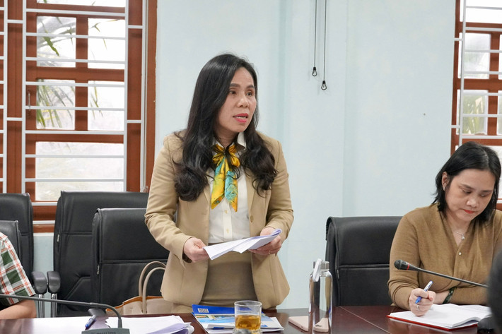 Phó Hiệu trưởng Trường Đại học Quảng Bình, TS. Dương Thị Ánh Tuyết thông tin tại buổi làm việc. Ảnh: Khánh Trinh z6379546977683-f15bb3751edb879aa978a89cc8a8286d.jpg