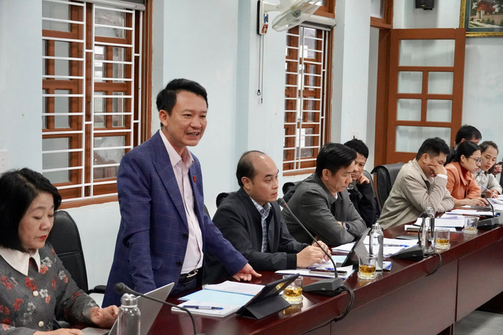 Ủy viên Ủy ban Kinh tế và Tài chính, Phó Bí thư Thường trực Huyện ủy Quảng Ninh Trần Quang Minh trao đổi tại buổi làm việc. Ảnh: Khánh Trinh z6379580892945-c588cf6dd69cb9de058726a85865e50c.jpg