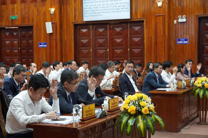 Các đại biểu thông qua nghị quyết về thành lập, tổ chức lại một số cơ quan chuyên môn thuộc UBND tỉnh Quảng Bình. Ảnh: Khánh Trinh z6332436036321-fc969cd34e7c5ba2a5806376b1c32d8c.jpg
