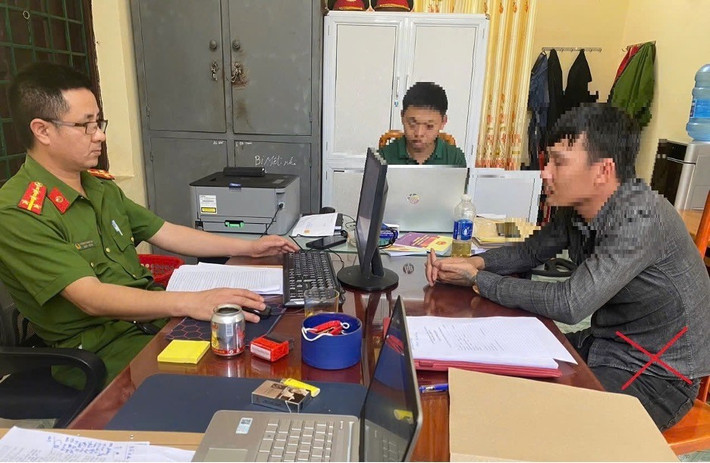 Trường hợp (bên phải) bị xử phạt 7,5 triệu đồng vì đăng tải nội dung sai sự thật trên mạng xã hội picture1.jpg