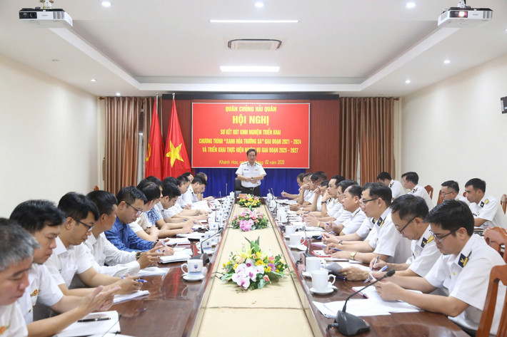 Chuẩn Đô đốc Nguyễn Đình Hùng, Phó Tư lệnh Quân chủng Hải quân chủ trì Hội nghị. Ảnh: Đoàn Trưởng z6338879214766-bd0987d20a7215ec0baf4c33938832c3.jpg