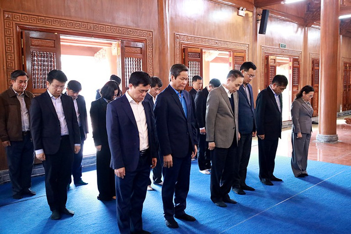 Đoàn đại biểu dành phút mặc niệm tưởng nhớ Bác Hồ và các anh hùng liệt sỹ le-hoai-trung.jpg