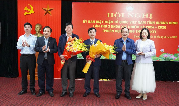 Phó Bí thư Thường trực Tỉnh ủy Trần Hải Châu và lãnh đạo Ủy ban MTTQVN tỉnh tặng hoa chúc mừng các đồng chí Phạm Quang Long và Nguyễn Hữu Đức mttqvn-quang-binh.jpg