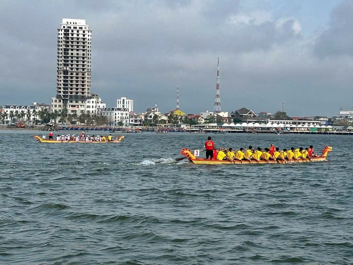 Các thuyền đua tranh tài trên sông Nhật Lệ img-5486.jpg