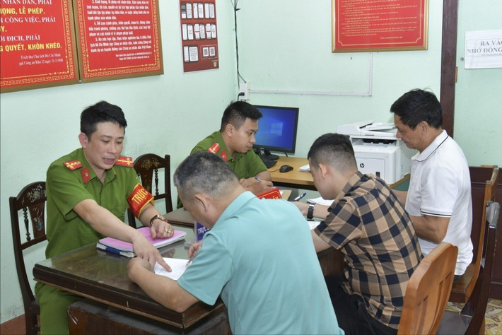 Công an phường Đồng Phú tiếp nhận các thủ tục hành chính của người dân Công an phường Đồng Phú tiếp nhận các thủ tục hành chính của người dân