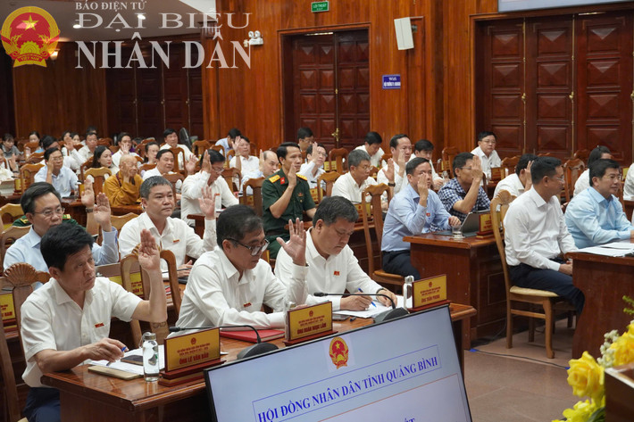 Đại biểu HĐND tỉnh Quảng Bình biểu quyết thông qua các Nghị quyết. Ảnh: Khánh Trinh dbnd_tl_z6539545583771-e975e038b4ada04cc076d2cc76a17799.jpg