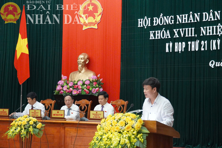 Giám đốc Sở Nội vụ tỉnh Quảng Bình Trần Thế Vương trình bày nội dung các Nghị quyết về sắp xếp đơn vị hành chính. Ảnh: Khánh Trinh dbnd_tl_z6539550157316-99bf76de122721c3ceaff1d608634940.jpg