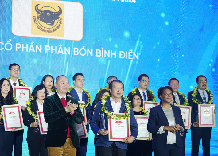 Ông Phan Văn Tâm, Phó Tổng giám đốc Công ty cổ phần Phân bón Bình Điền đại diện Công ty nhận kỷ niệm chương vinh danh Top 50 doanh nghiệp xuất sắc nhất Việt Nam năm 2024. Ảnh: PV z6211112655534-0a753d35849e81bde7c68ea938500459.jpg