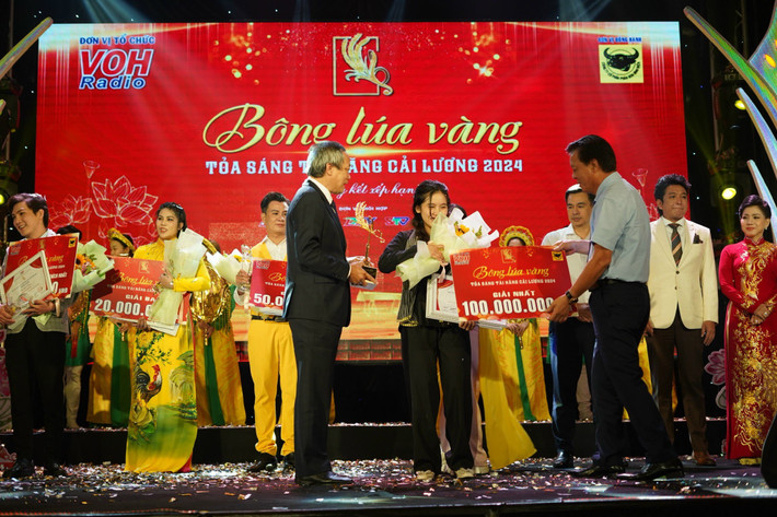 Ông Ngô Văn Đông và ông Lê Công Đồng trao Giải thưởng 100 triệu đồng và Cúp mạ vàng danh giá cho Thí sinh Nguyễn Huỳnh Như đạt Giải Nhất Cuộc thi. Ảnh: PV img-5870.jpg