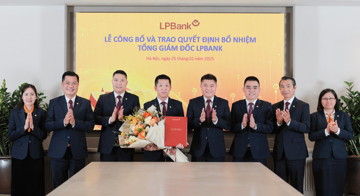 Hội đồng quản trị LPBank và Ban kiểm soát chúc mừng ông Vũ Quốc Khánh - Tân Tổng Giám đốc. Ảnh: PV anh-2.jpg