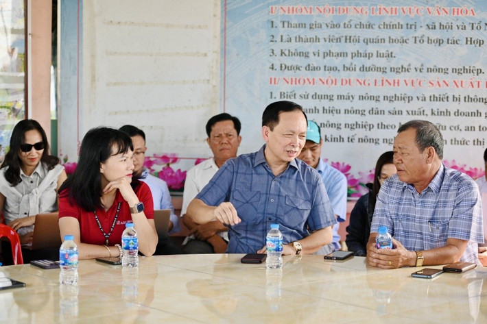 Phó Thống đốc Thường trực Ngân hàng Nhà nước Đào Minh Tú và Phó Tổng Giám đốc Agribank Phùng Thị Bình trao đổi với đại diện Hợp tác xã Thắng Lợi về cơ chế, chính sách của ngành ngân hàng đối với việc tham gia chuỗi liên kết trong sản xuất lúa gạo. Ảnh: Agribank Phó Thống đốc Thường trực Ngân hàng Nhà nước Đào Minh Tú và Phó Tổng Giám đốc Agribank Phùng Thị Bình trao đổi với đại diện Hợp tác xã Thắng Lợi về cơ chế, chính sách của ngành ngân hàng đối với việc tham gia chuỗi liên kết trong sản xuất lúa gạo. Ảnh: Agribank
